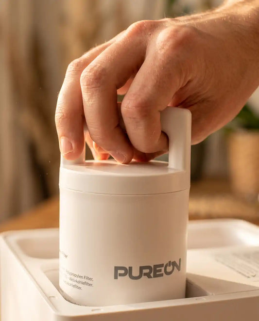 Einfacher Filterwechsel beim PUREON Wasserfiltersystem in der Küche